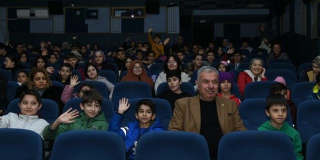 Antakya Belediye Başkanı İzzettin Yılmaz, öğrencilerle film izledi