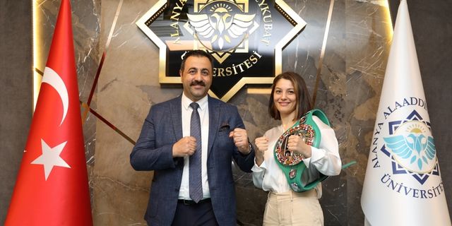 Profesyonel boksör Seren Ay Çetin, WBC gümüş kemerini depremzedeler için açık artırmaya çıkardı
