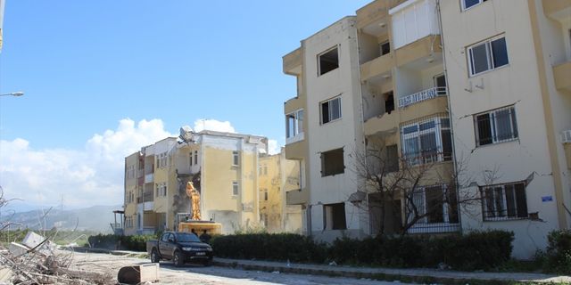 Arsuz'da yıkım ve enkaz kaldırma çalışmaları sürüyor