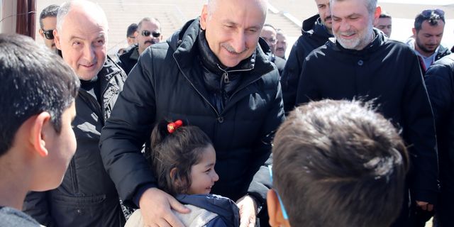 Bakan Karaismailoğlu, Kahramanmaraş'ta çadır ve konteyner kentleri ziyaret etti