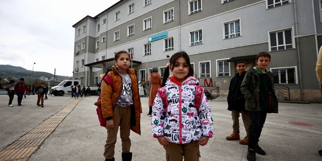 Depremden etkilenen Hatay'ın 7 ilçesindeki okullarda ders zili çaldı