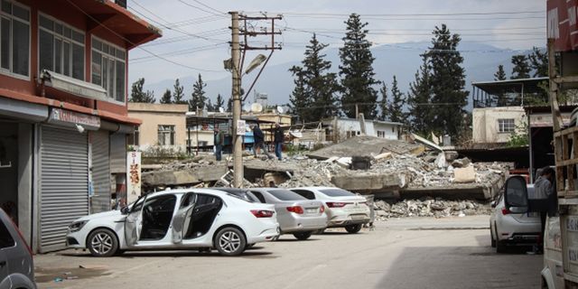 Depremin yıkıma yol açtığı İskenderun'da sanayi esnafı toparlanmaya çalışıyor