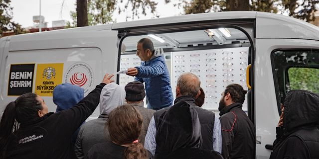 Hatay'da kurulan mobil gözlük istasyonu depremzedelere ücretsiz hizmet veriyor
