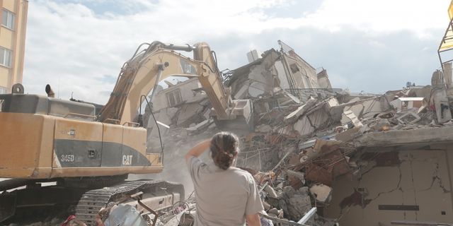 İskenderun'da yıkım ve enkaz kaldırma çalışmaları devam ediyor