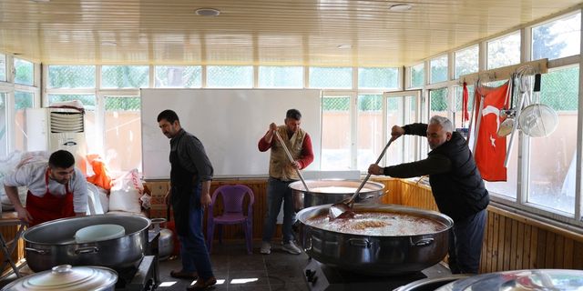 Kahramanmaraş'ta cami bahçesine kurulan aşeviyle 3 bin depremzedeye yemek ikramı