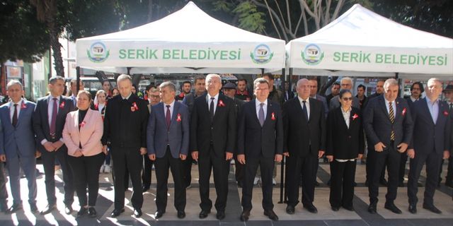 Serik'te kırmızı balonlar otizm farkındalık günü için havalandı