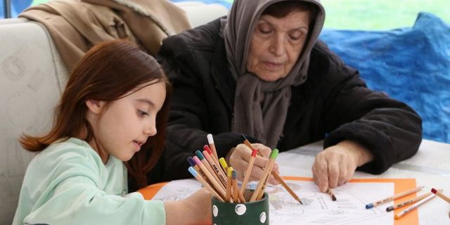 Çocuklar YADEM’de yaşlılarla resim yaptı