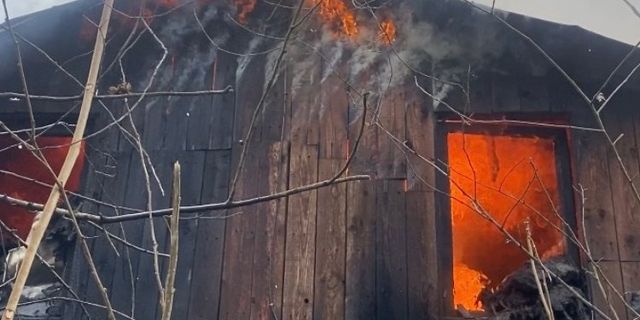 Düzce'de yangın: Ahşap ev kullanılamaz hale geldi