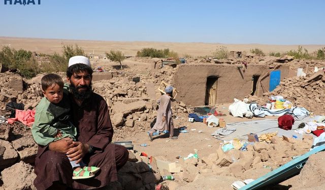 Afgan depremzedeler yokluk içinde yas tutuyor