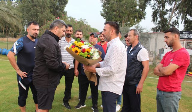 İSKENDERUN SPOR'U TARAFTARLAR ÇİÇEKLERLE KARŞILADI