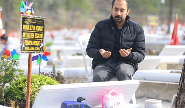 6 ŞUBAT DEPREMLERİNİN BİRİNCİ YILI - Depremde kaybettiği ailesinin mezarına 1 yıldır hediyeler götüren babanın acısı dinmiyor