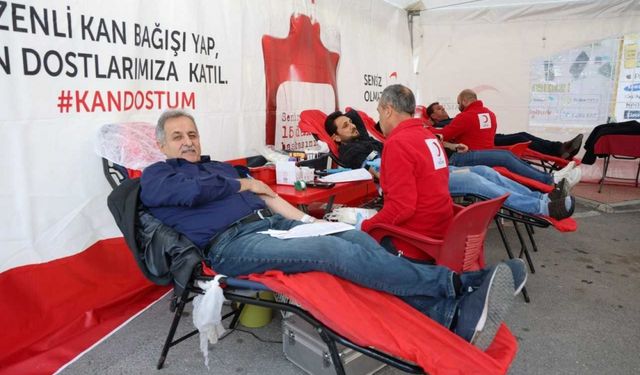 Toroslar'da belediye personeli Türk Kızılaya kan bağışladı