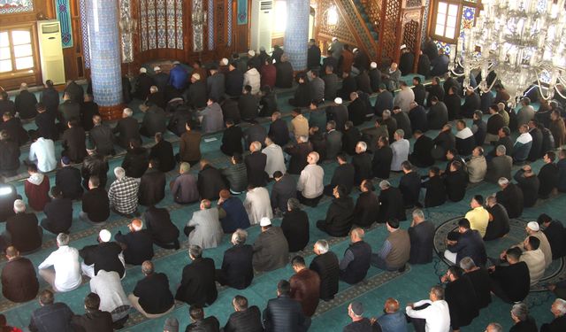 Adana, Mersin ve Hatay'daki camilerde ramazanın ilk cuma namazı kılındı