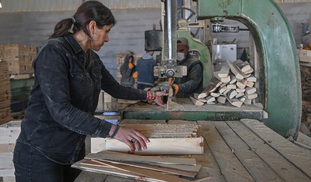 DOSYA HABER/DEPREMZEDE KADIN GİRİŞİMCİLER - Kereste ve metal mobilya üretiminin başına geçen Hataylı kadınlar, ihracatın yolunu tutuyor