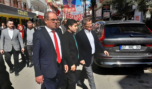 Gelecek Partisi Genel Başkanı Davutoğlu, Kumluca'da esnafı ziyaret etti