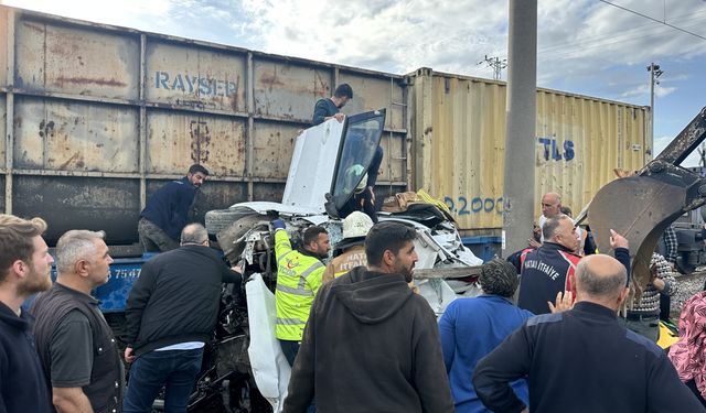 Hatay'da trenin çarptığı otomobilin sürücüsü yaralandı