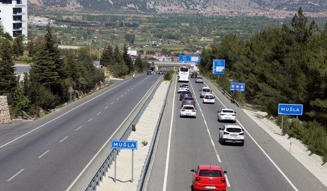 Muğla ve Antalya'da tatilciler, dönüş yolunda yoğunluk oluşturdu