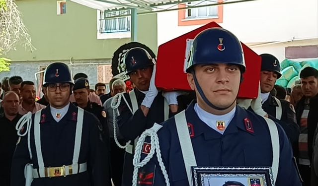 Şırnak'ta trafik kazasında hayatını kaybeden astsubayın cenazesi Adana'da defnedildi