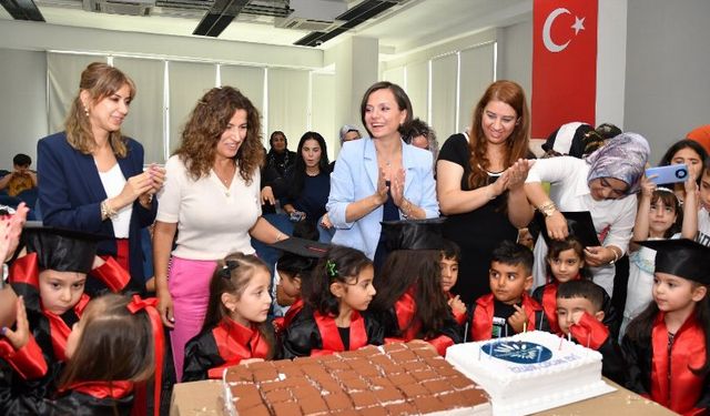 İzmir Karabağlar'da çocuklar kep fırlattı