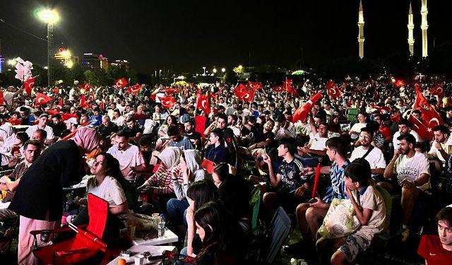 Milli Takım Almanya’da, Bursalılar meydanlarda coşku yaşadı