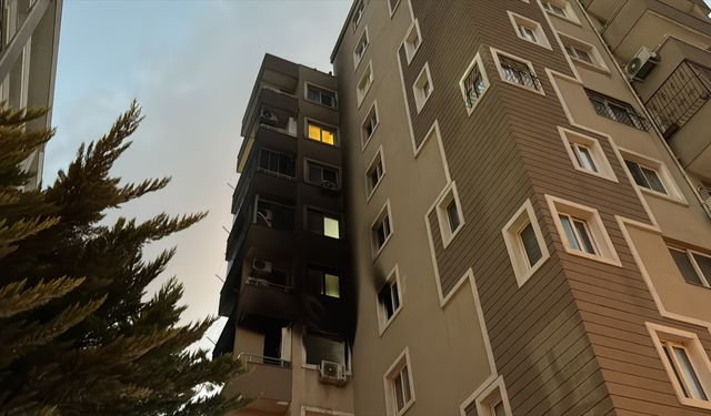 Adana'da apartmanda çıkan yangında pencereden sarkınca düşen kişi öldü