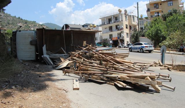 Alanya'da freni boşalan demir yüklü kamyon devrildi