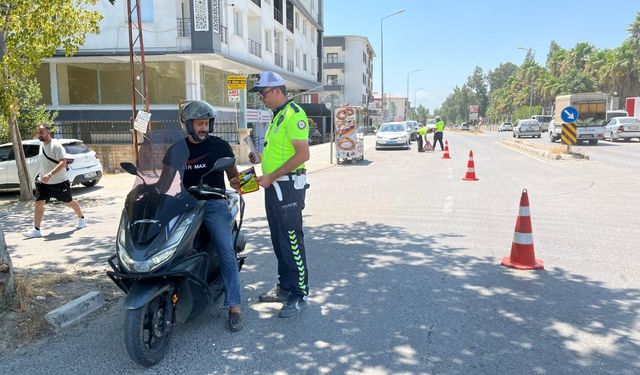 Antakya'da trafik polisleri motosiklet sürücülerine bilgilendirme yaptı