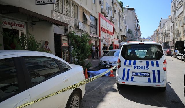 Antalya'da bir kişi kaldığı pansiyonun önünde ölü bulundu