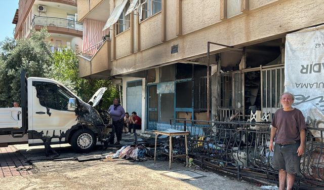 Antalya'da bir tekstil atölyesi deposu ile kamyonet yandı