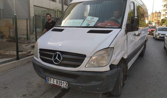 Antalya'da minibüsle motosikletin çarpıştığı kazada 1 kişi ağır yaralandı