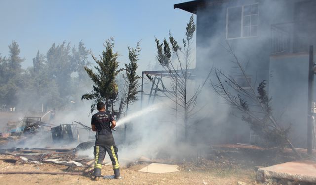 Antalya'da otluk alanda çıkan ve ormana sıçrayan yangın söndürüldü