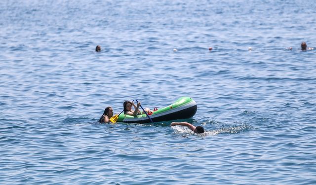 Antalya'da sıcak hava ve nem etkili oluyor