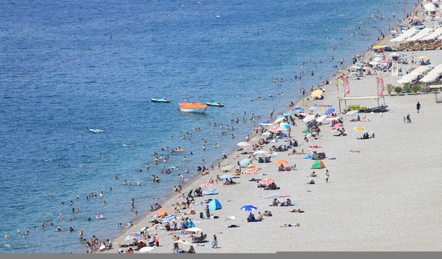 Antalya'da sıcaktan bunalanlar sahillerde yoğunluk oluşturdu