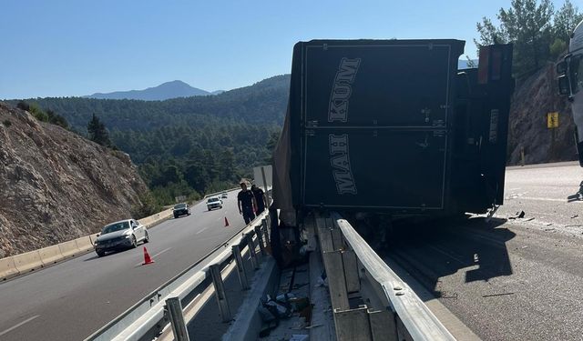 Antalya'da üç aracın karıştığı kazada 1 kişi öldü, 1 kişi yaralandı