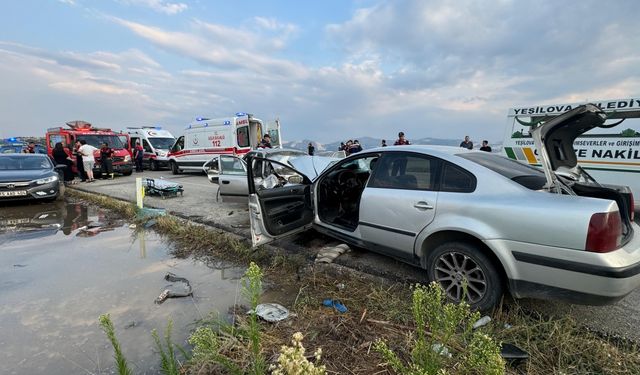 Burdur'da 2 otomobilin çarpışması sonucu 1 kişi öldü, 9 kişi yaralandı