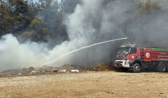 GÜNCELLEME - Antalya'da yerleşim yerleri yakınında yangın çıktı