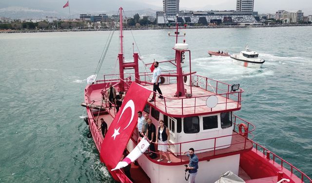 Hatay'da denizde Türk bayrağı açıldı