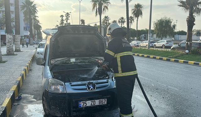 Hatay'da hafif ticari aracın motor kısmı yandı