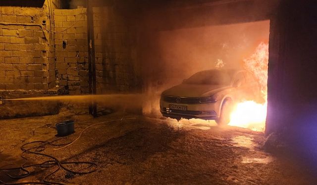 Hatay'da park halindeki otomobilde çıkan yangın söndürüldü