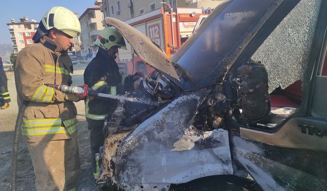 Hatay'da park halindeki pikapta çıkan yangın söndürüldü