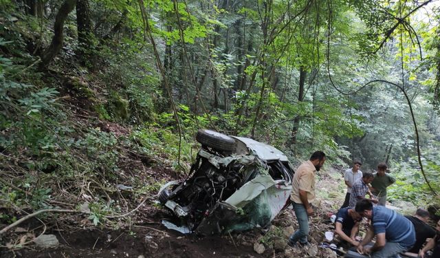 Hatay'da uçuruma yuvarlanan otomobildeki 2 kişi yaralandı
