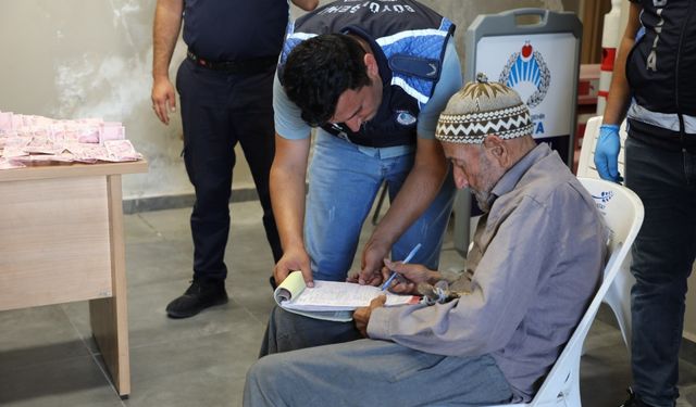 Hatay'da zabıtanın yakaladığı dilencinin üzerinden 19 bin 765 lira çıktı