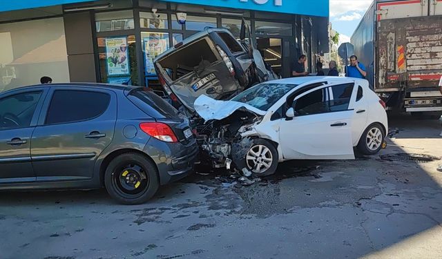 Isparta’da kontrolden çıkan otomobil 7 araç ile markete çarptı