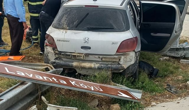 Isparta'da otomobilin kamyona çarptığı kazada 2 kişi yaşamını yitirdi