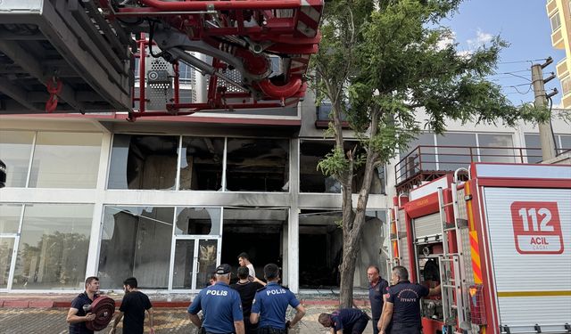 Kahramanmaraş'ta binanın giriş katındaki depoda çıkan yangın söndürüldü