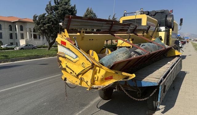 Kahramanmaraş'ta otomobille biçerdöverin çarpıştığı kazada 2 kişi yaralandı