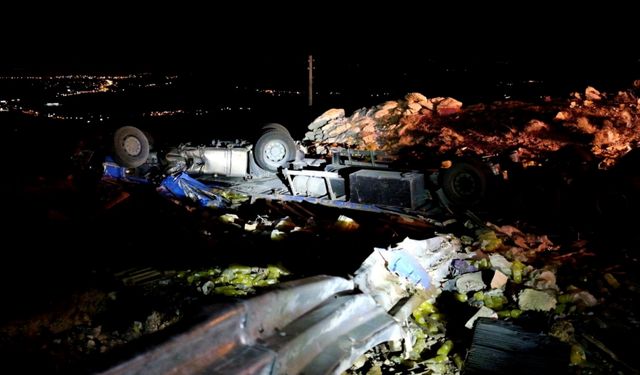 Mersin'de devrilen tırın sürücüsü hayatını kaybetti