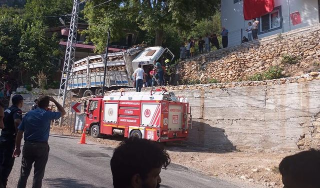 Mersin'de duvara çarpan kamyonun sürücüsü yaralandı