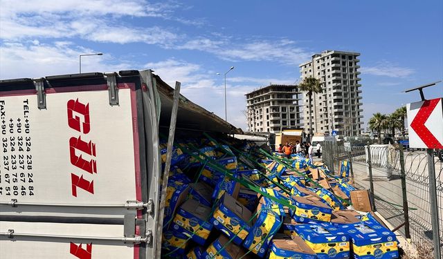 Mersin'de muz yüklü tır devrildi