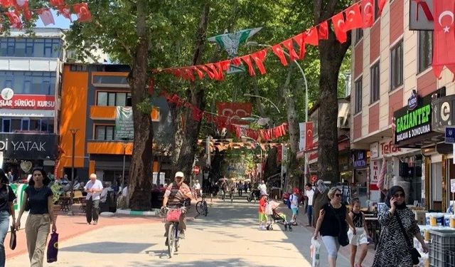 İznik’in en işlek çarşısı hizmet vermeye devam ediyor